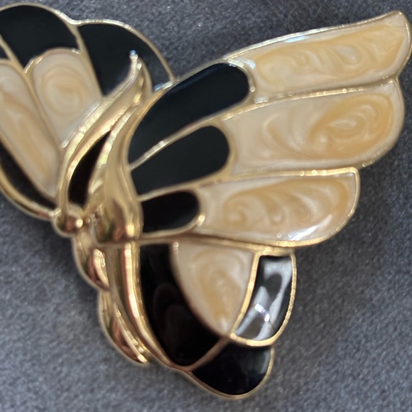 Signed Trifari TM Butterfly 🦋 Vintage Enamel Brooch - Picture 3 of 4